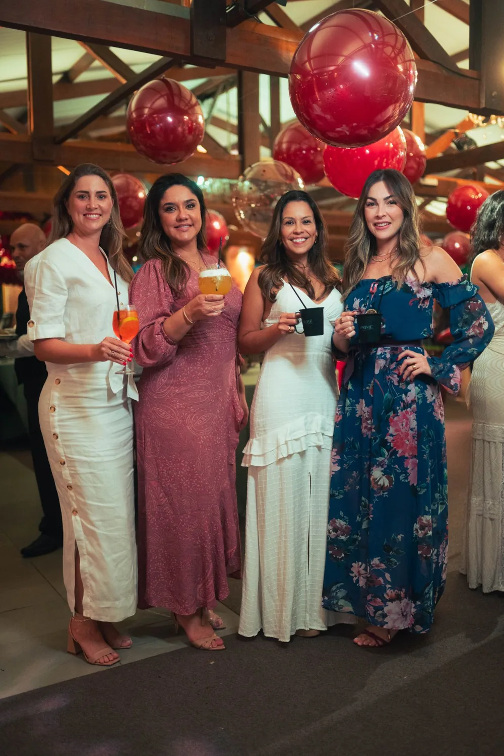 Convidadas brindando com drinks da Prime em uma celebração